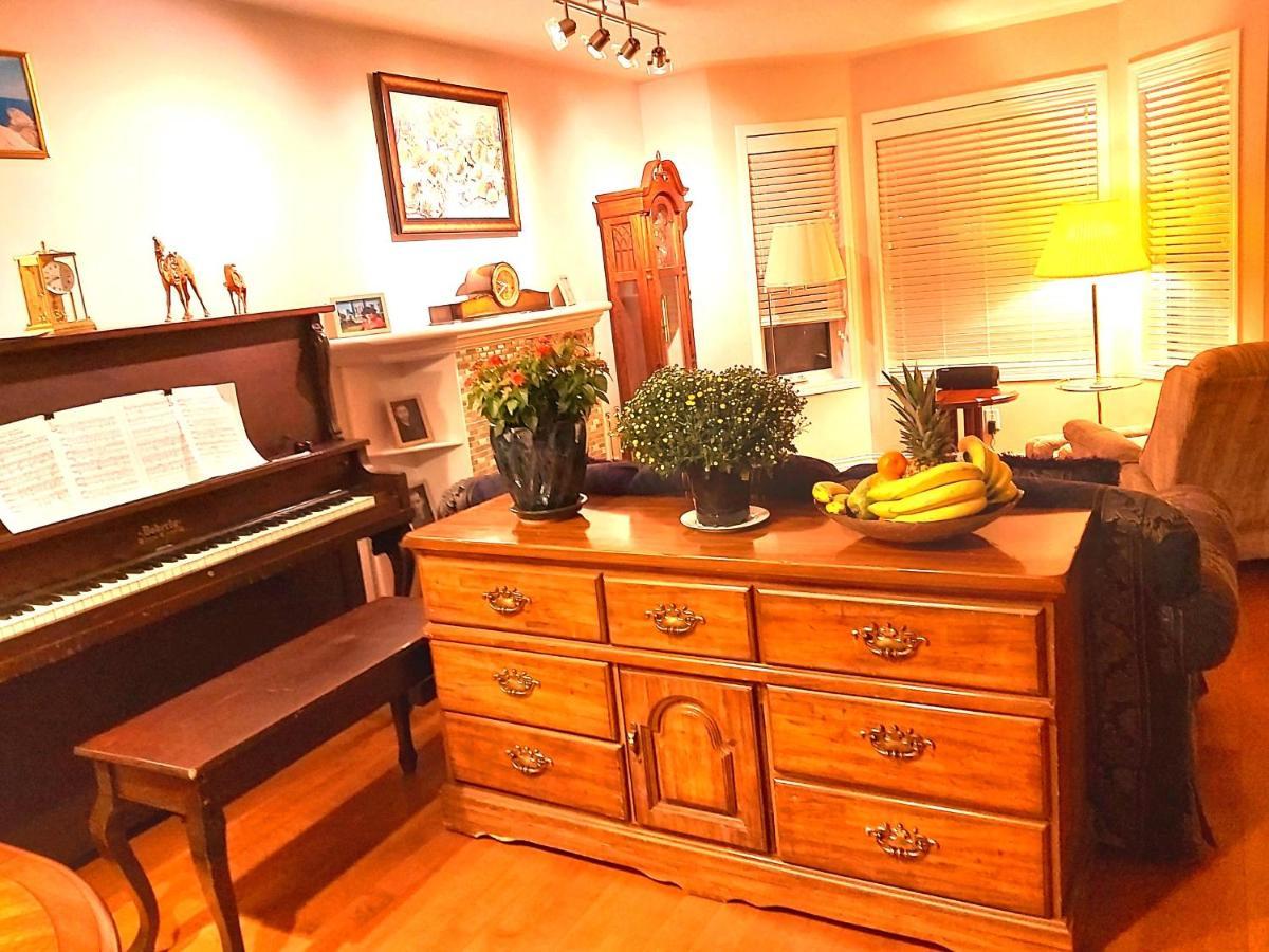 Lovely Comfy Home Private Bath In Central YYC 외부 사진