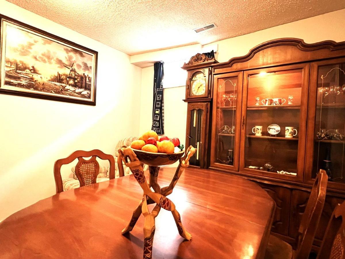 Lovely Comfy Home Private Bath In Central YYC 외부 사진