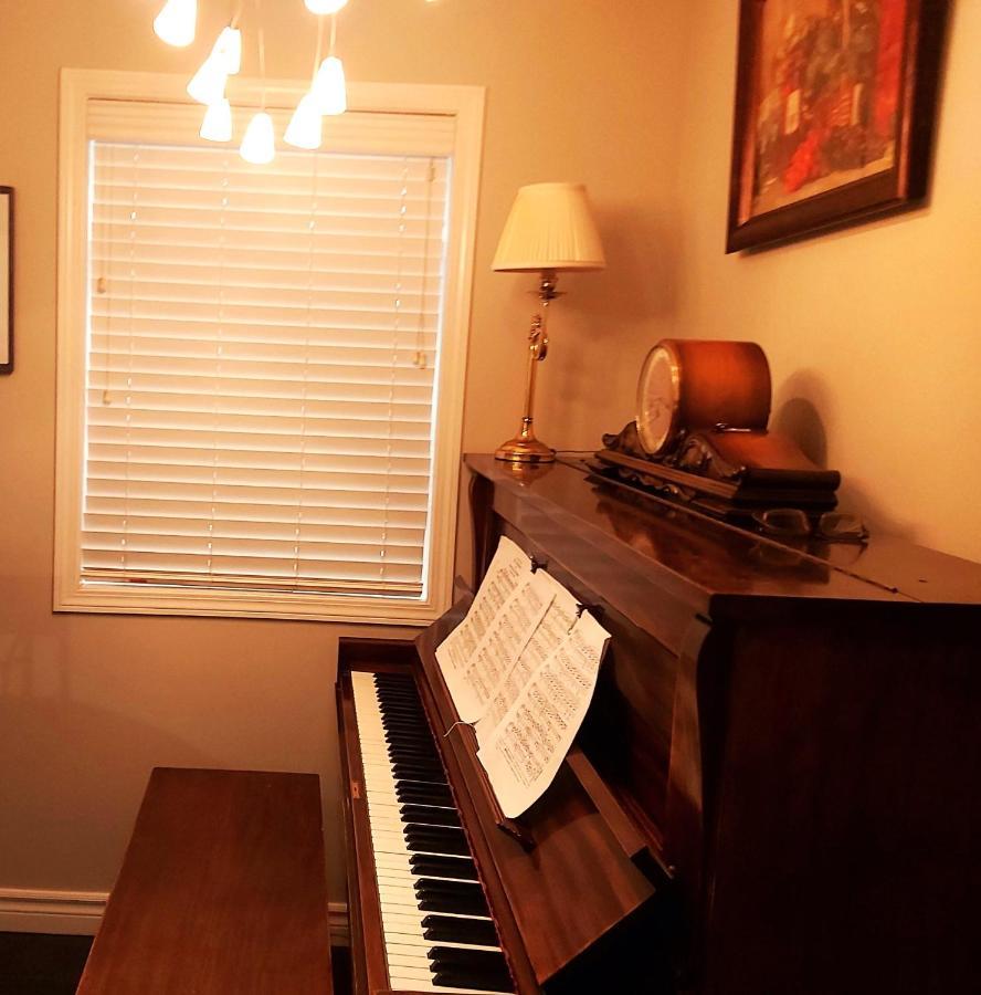 Lovely Comfy Home Private Bath In Central YYC 외부 사진