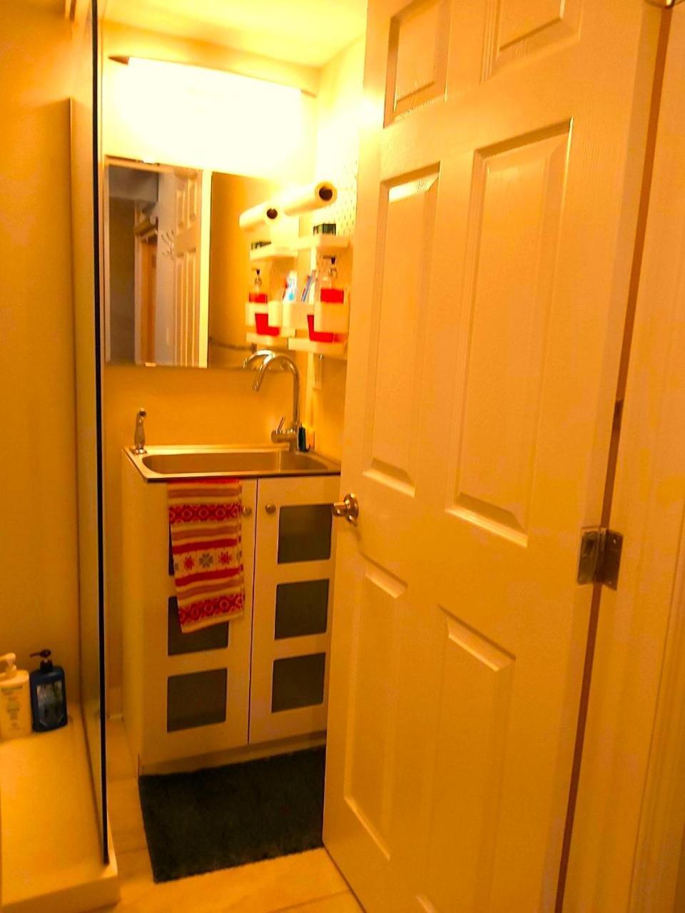 Lovely Comfy Home Private Bath In Central YYC 외부 사진
