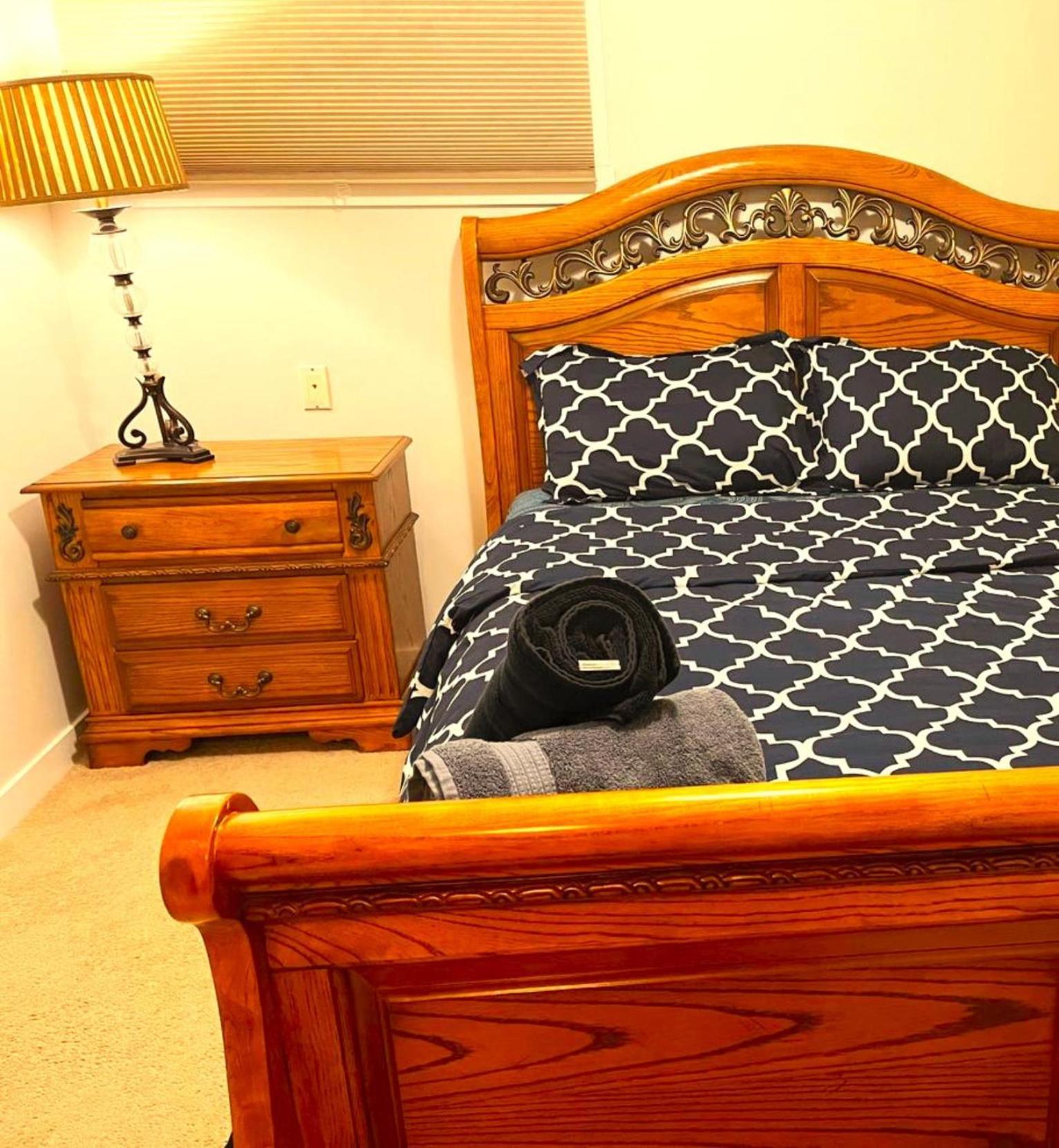 Lovely Comfy Home Private Bath In Central YYC 외부 사진