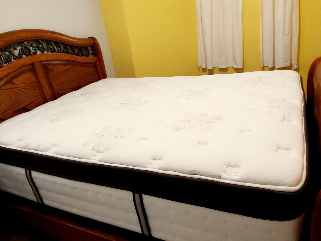 Lovely Comfy Home Private Bath In Central YYC 외부 사진