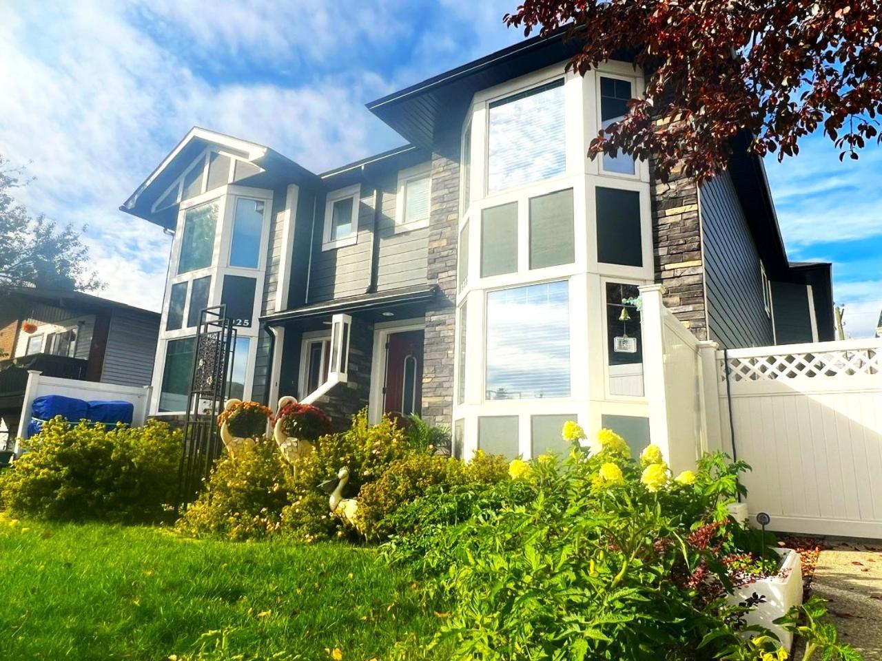 Lovely Comfy Home Private Bath In Central YYC 외부 사진